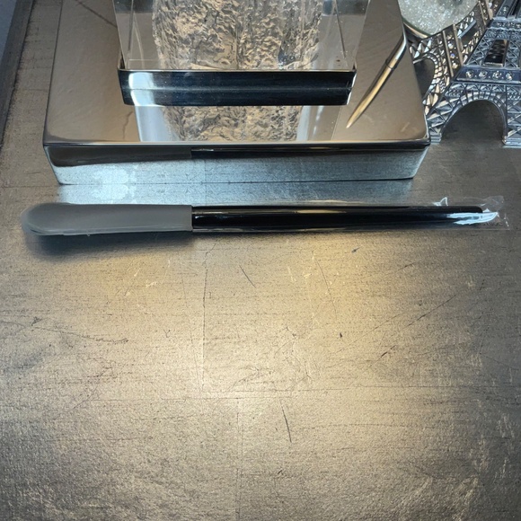 Laura Mercier All Over Eye Color Brush - Picture 3 of 6